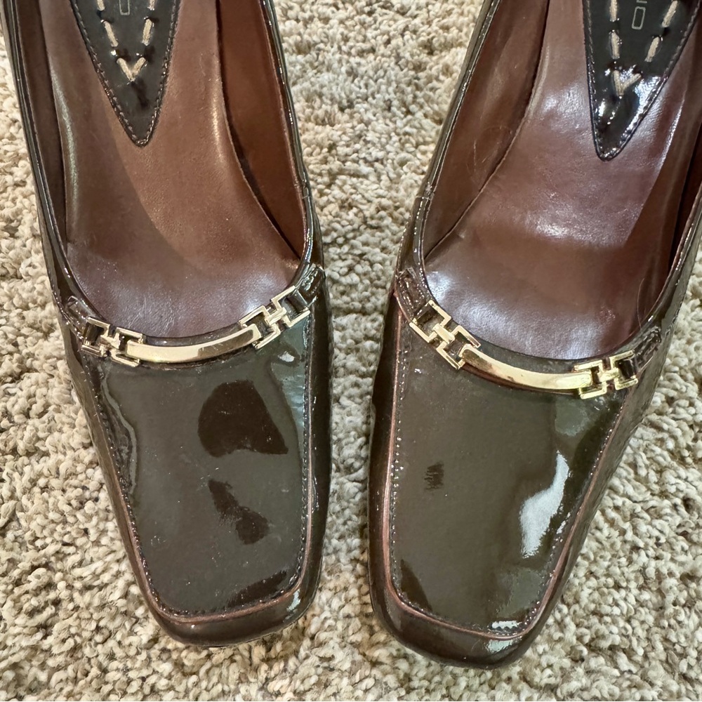 VGUC Bandolino Patent Leather Square-Toe Pumps with Gold Accent in Dark Brown - Picture 3 of 7